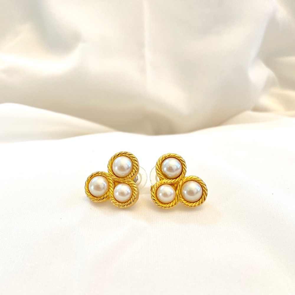 Richelieu Vintage Gold Tone Pearl Earrings Gems